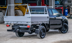 Toyota Hilux Alubrücke Aufbau mit Stangen & Dachträger mit identischer Ladehöhe